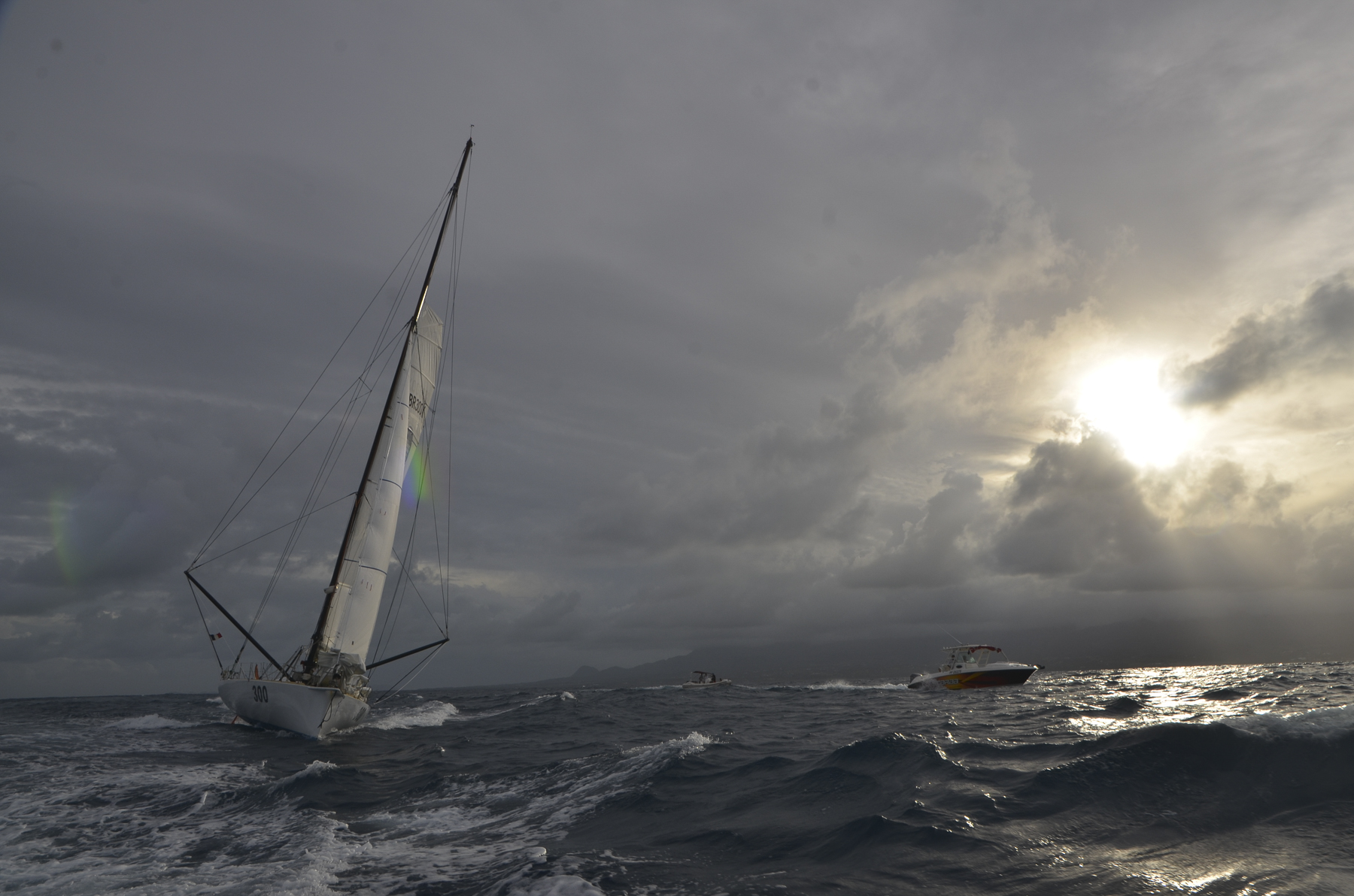 Llegada de Sir Robin Knox Johnston, a bordo del 'Grey Power', 3º en la clase Rhum © Pen Duick