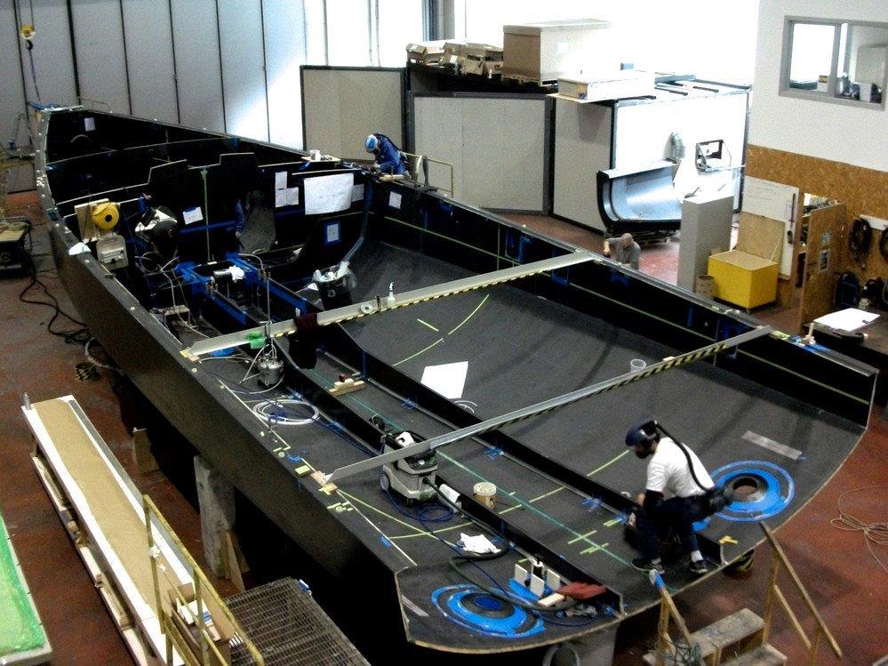 Construcci&oacute;n del casco de un VO65 en el astillero Persico Marine en Bergamo (Italia) &copy; Mark Somerville