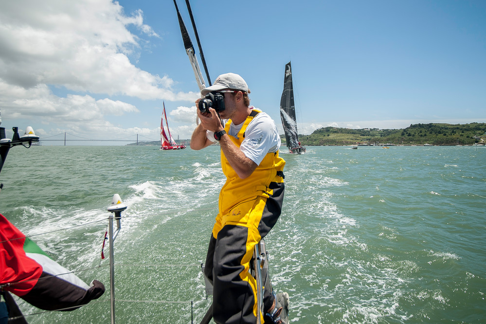 El media crew member Nick Dana en plena acci&oacute;n, a bordo del Abu Dhabi Ocean Racing &copy; Paul Todd/Volvo Ocean Race 